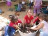 ילדי חוחית 2006 מכינים טאבון: לרה, בנצי, ליה ורואי